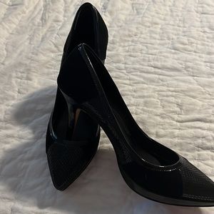 White House Black Market signature pump